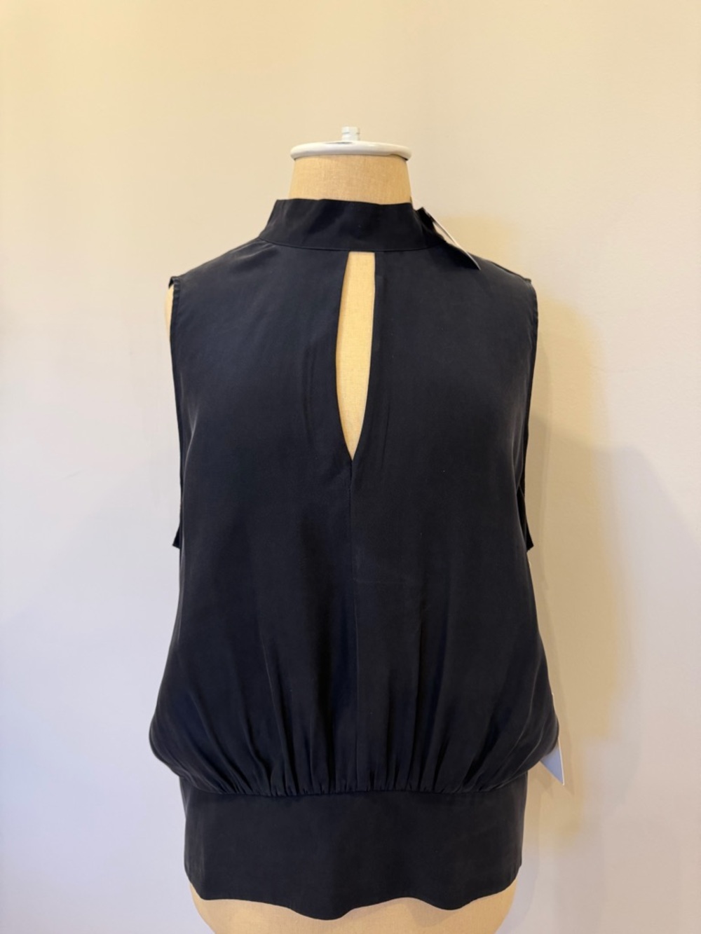 NWT Frame Women’s Sleeveless Black Keyhole Blouse Dark blue L